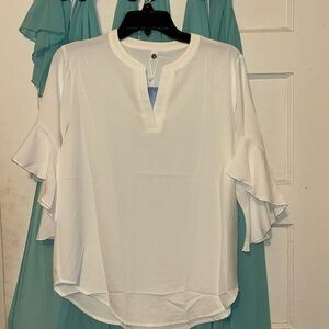 🫶🏼 NWT Hey Moments white size small with flair sleeves